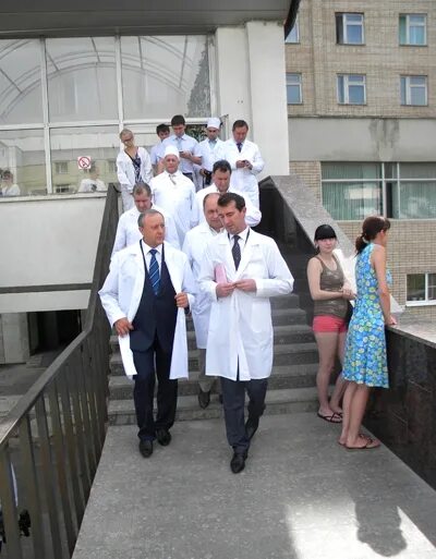 Глав врач гуз окб саратов. Смирновское ущелье областная больница саратов. Окб посещение больных. Кардиологическое отделение палаты. Нижневартовская окружная клиническая больница ленина 18.