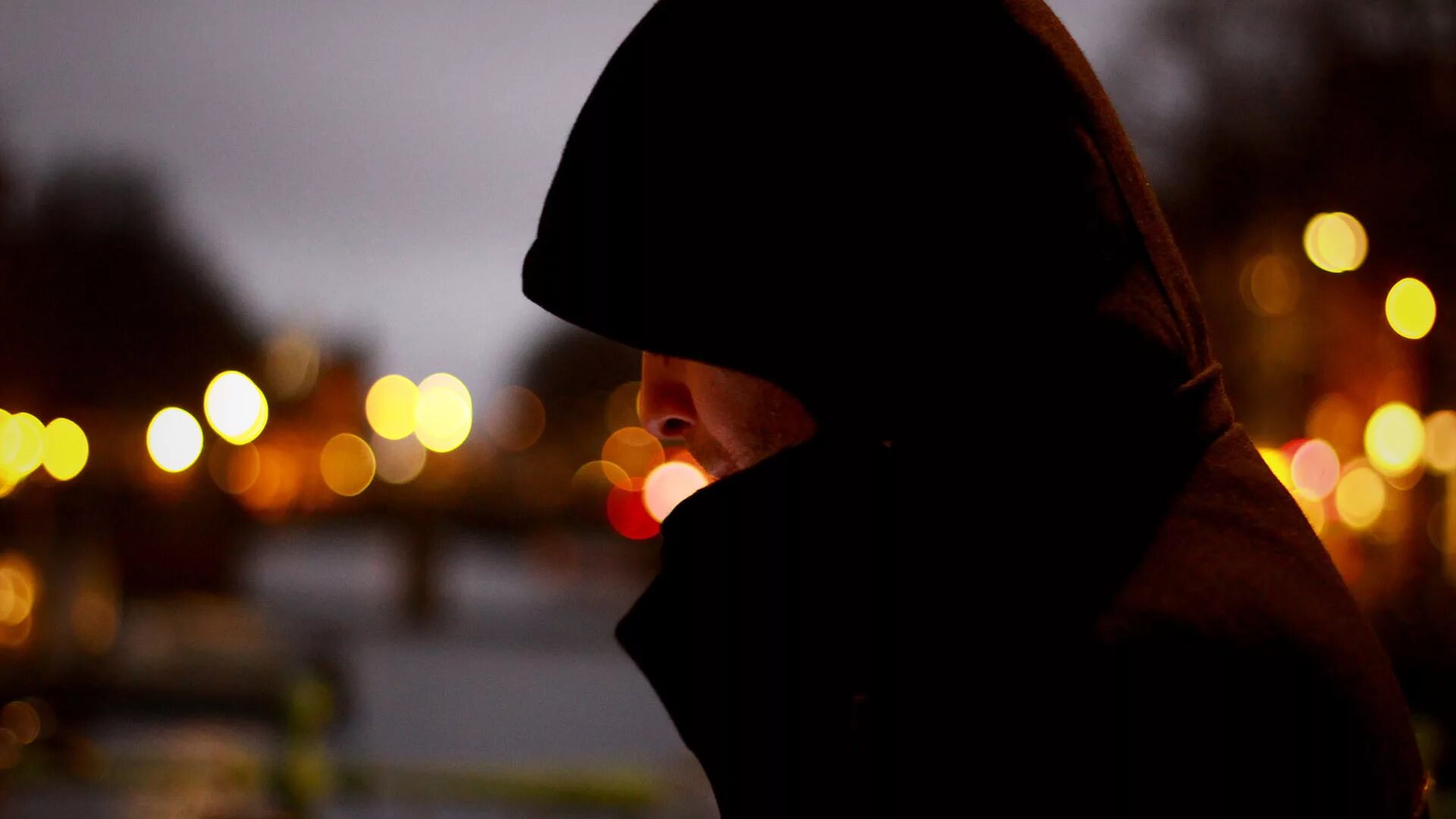 Человек в капюшоне сидит. Парень в капюшоне в темноте. Багровые реки 2 монах. Парень в капюшоне ночью. Мужчина в капюшоне.