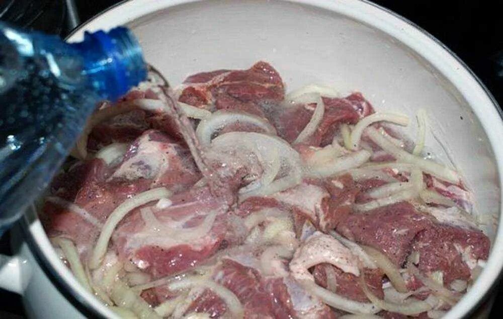 Шашлык мясо мариновать холодильник. Мариновка шашлыка. маринованное мясо для шашлыка. мясо в маринаде для шашлыка. шашлычный маринад для свинины.