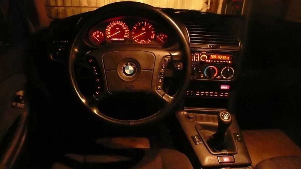 Подсветка е34. BMW e36 салон ночью. БМВ е39 салон. Подсветка салона БМВ е46. Ночной салон БМВ е39.