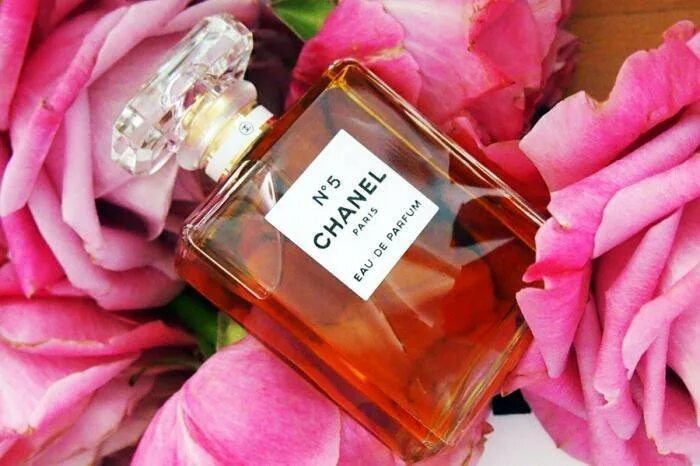 Нежный приятный аромат. Coco Chanel Parfum 5. Коко Шанель духи номер 5 Эстетика. Парфюмер Шанель. Шанель 5 Парфюм женский.