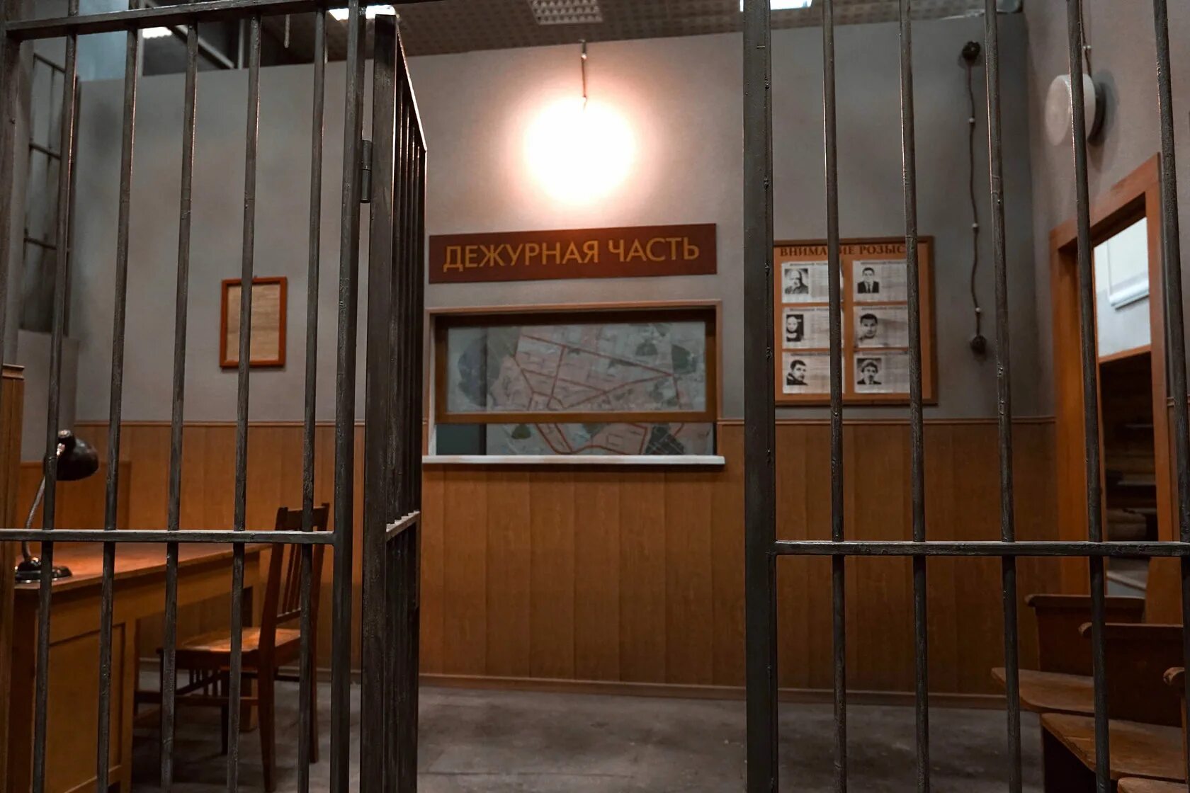 отдел полиции москва обезьянник. обезьянник в тюрьме. полицейская камера решетка кпз. камера для заключенных с решеткой. алькатрас тюрьма глазами сидельников.