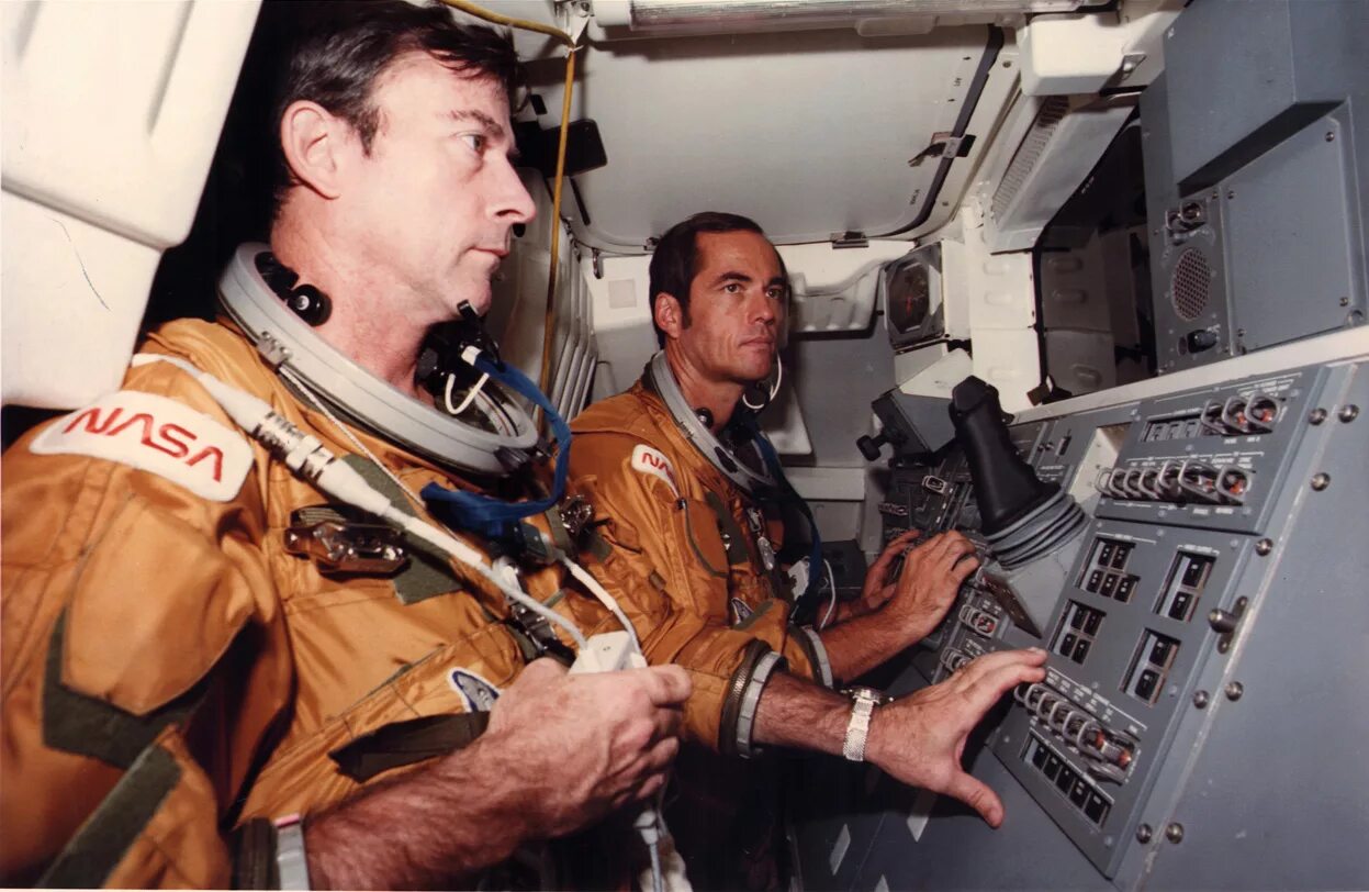 Самый возрастной командир экипажа мкс магаданец. Шаттл Колумбия STS-1 1981. Спэйс шаттл «Колумбия» 1981. Спейс шаттл 1981. Спейс шаттл Колумбия астронавты.