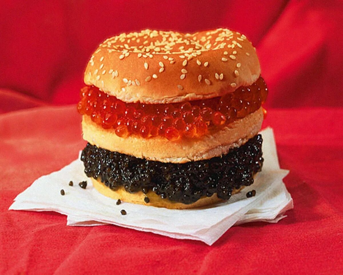 Гамбургер с икрой. Бургер с черной икрой. Бутерброды с икрой. Гамбургер с красной икрой.
