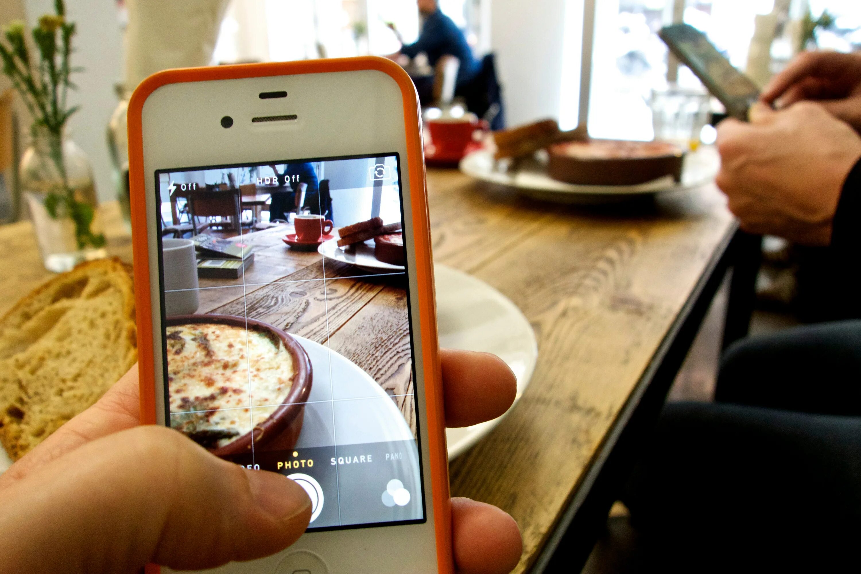 инстаграм аккаунт. телефон с инстаграмом в руке. смартфон инстаграм. листает ленту в телефоне. смартфон в руке.