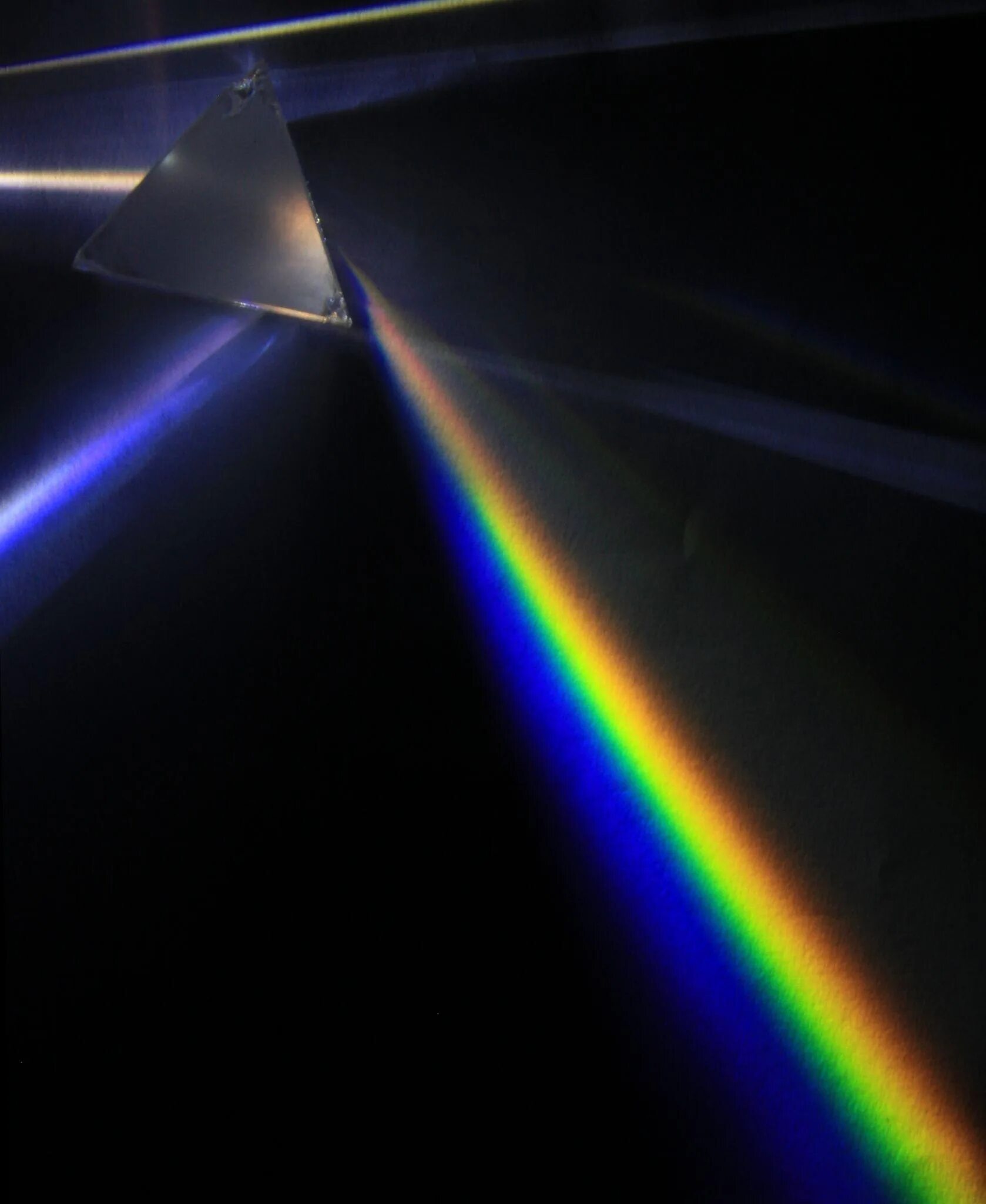 Луч света через стекло. Дифракционная Радуга. Видимое излучение спектр. Преломление света в призме. Световой Луч.