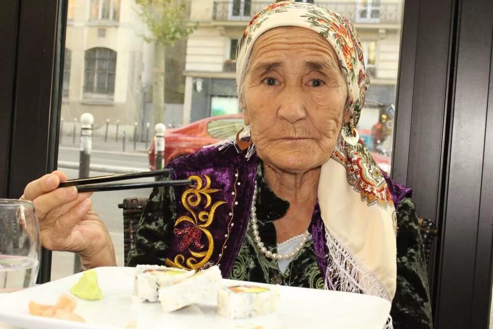 Пожилая татарка. Бабушка в платке. Платок на голову бабушке. Пожилая женщина в платке. Старуха в платке.