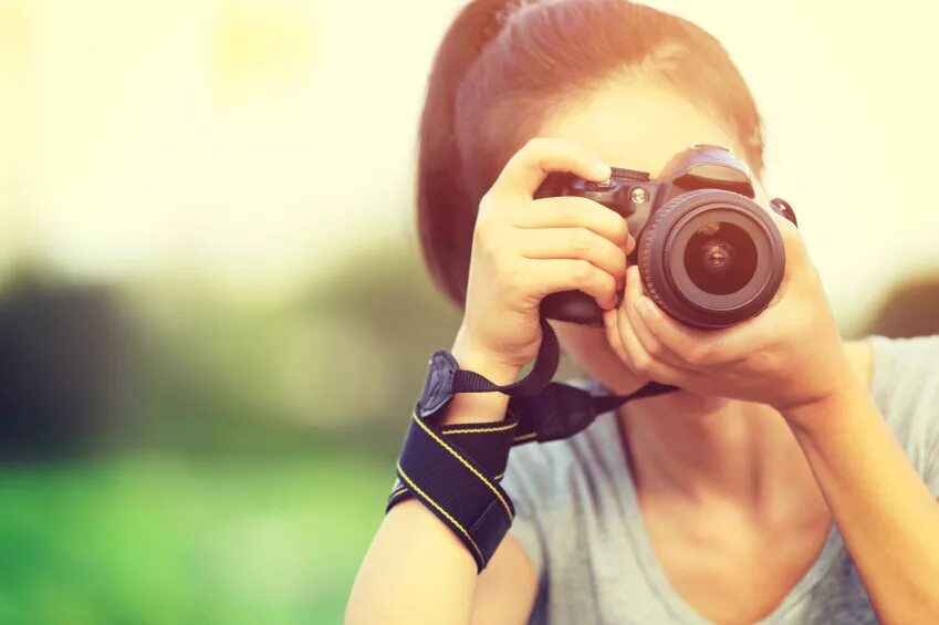Кто делает фотки. Парень с фотоаппаратом в руках. Мужчина с фотоаппаратом. Мужчина с камерой. Кто делает фотки.