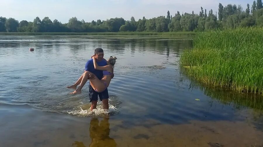 Парень спас тонущую девушку