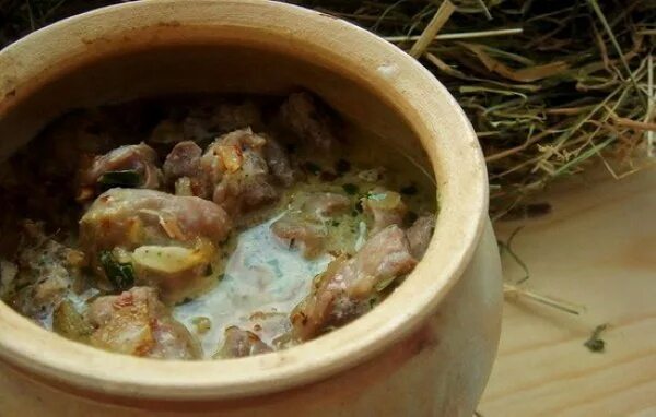 Жаркое в горшочках в духовке со свининой. Картошка с грибами в горшочках. Картошка желудки в горшочках. Картошка желудки в горшочках. Картошка желудки в горшочках.