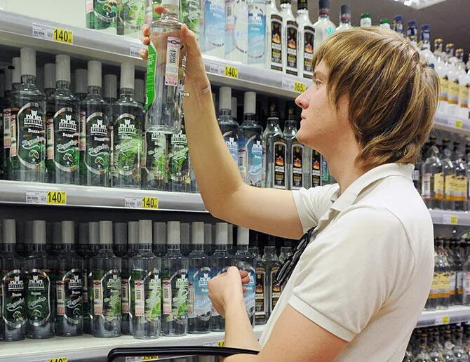 Торговля алкогольной продукцией. Со скольки продают крепкие алкогольные напитки. Со скольки продают крепкие алкогольные напитки. Алкогольные товары в пятерочке. Алкогольные товары в пятерочке.