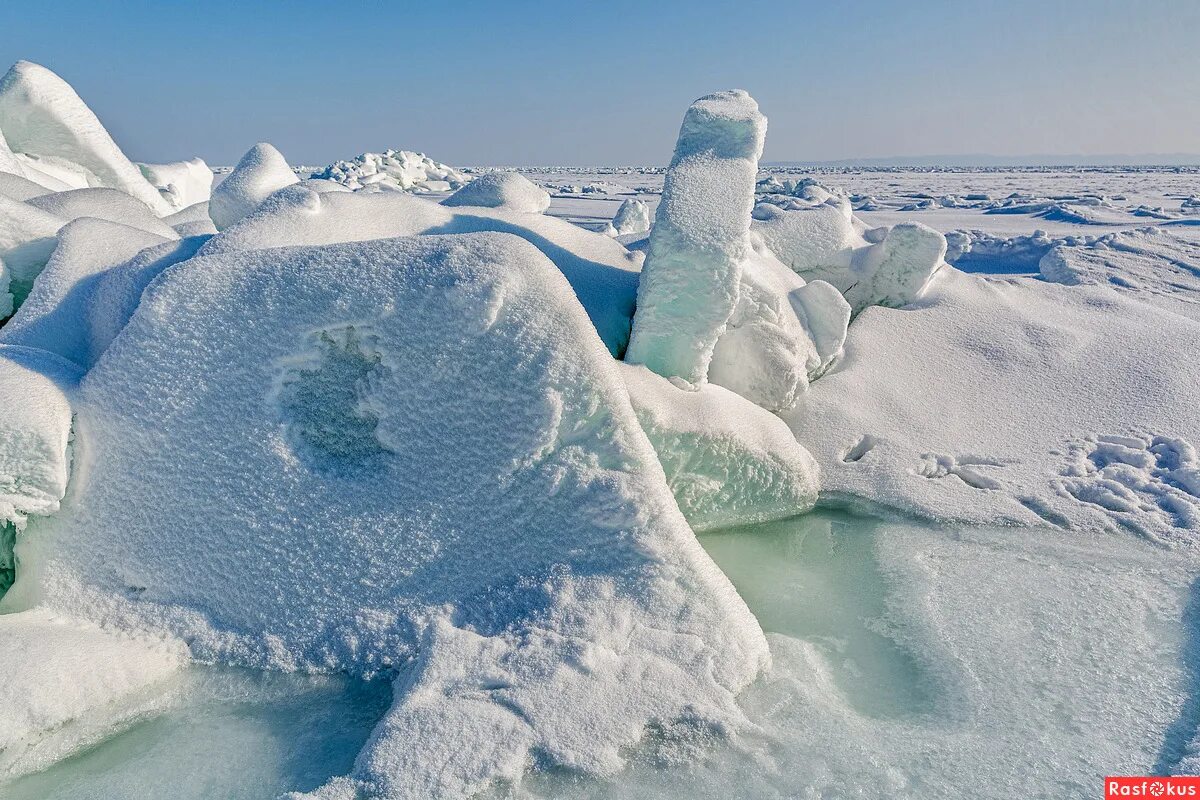 озеро байкал зимой торосы. ледяные образования. ледяной музей в горе швейцария. голубой лед байкала. снежные торосы.