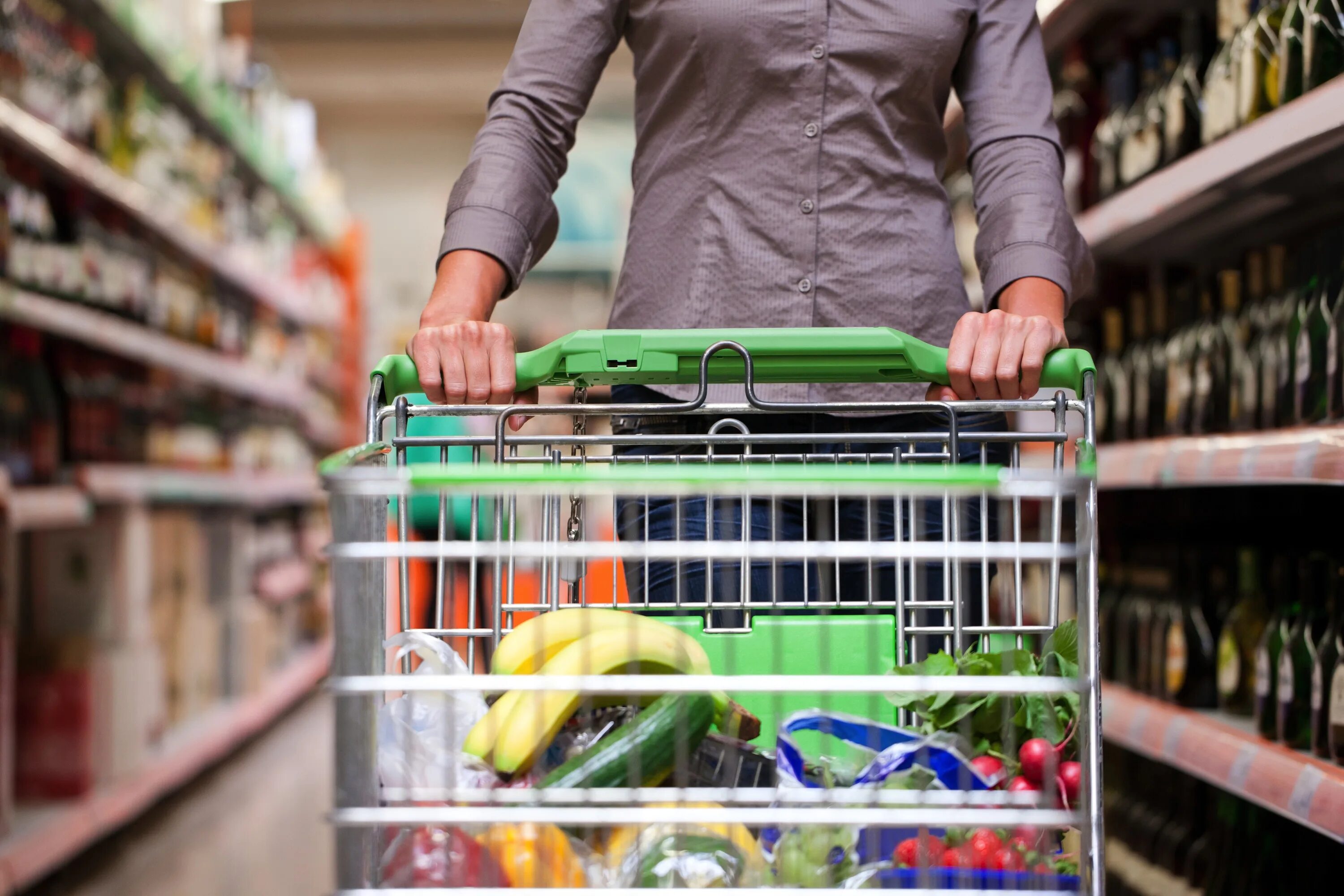Розничные товары. Продуктовая корзина. Покупатель в магазине. Потребительский рынок реклама. Женщина с продуктами.