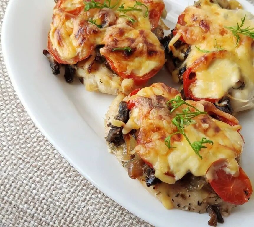 Куриное филе в духовке с помидорами грибами. Куриное филе с грибами под сыром. куриное филе под шубой в духовке. куриное филе с грибами в духовке. филе куриное в духовке под шубой с грибами.