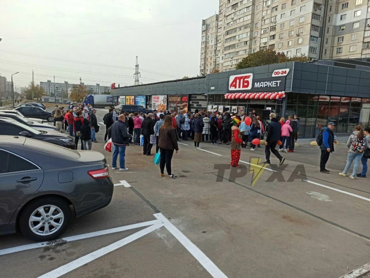 Харьков новости взяли. АТБ очередь. Харьковчане прячутся в Метрополисе.