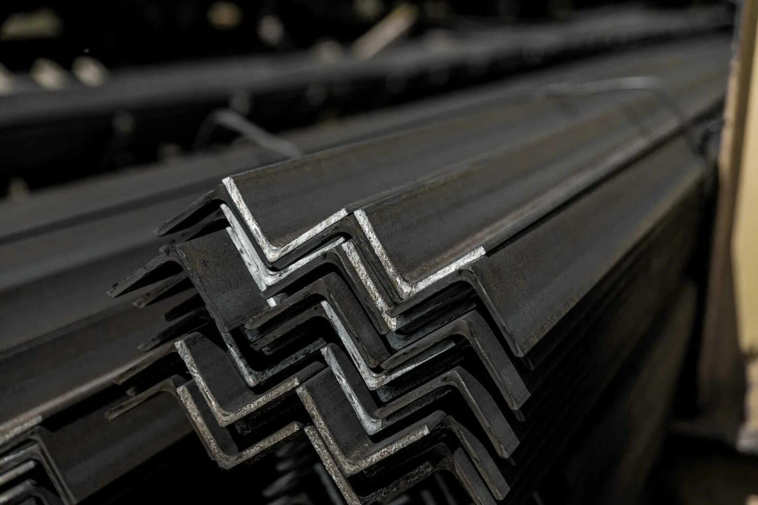 уголок 50х50-5 ст3пс 3 м. гнутый равнополочный. уголок 75х75х6 ст3сп/пс5. гнутый равнополочный. уголок стальной равнополочный 6х80, l=2300 мм.