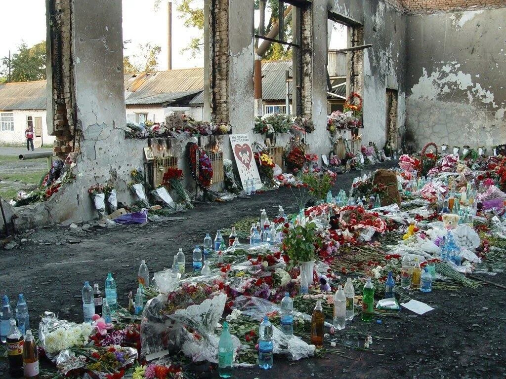 Сколько человек погибло при теракте в беслане. Теракт в Беслане 1 сентября. Беслан 1 сентября 2004 теракт.