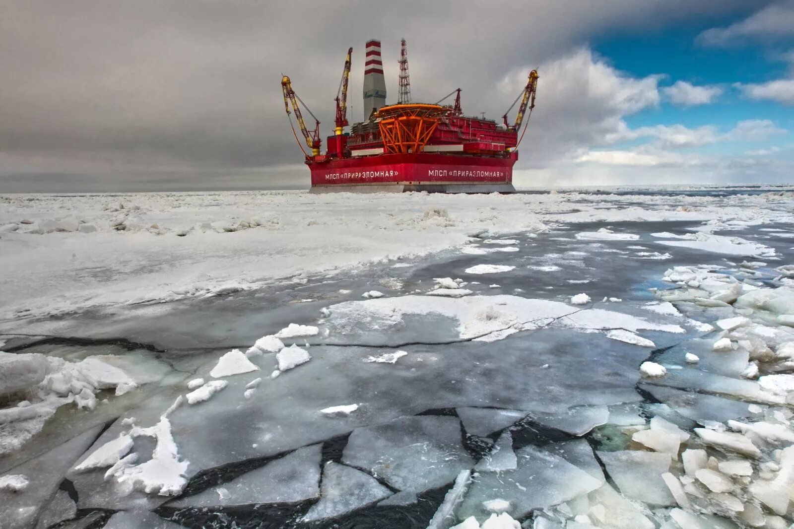 Нефтяные пятна в арктике. Арктика северный ледовитый океан. Природные ресурсы ледовитого океана. Северный ледовитый океан восточно-сибирское море. Ресурсы морей северного ледовитого океана.
