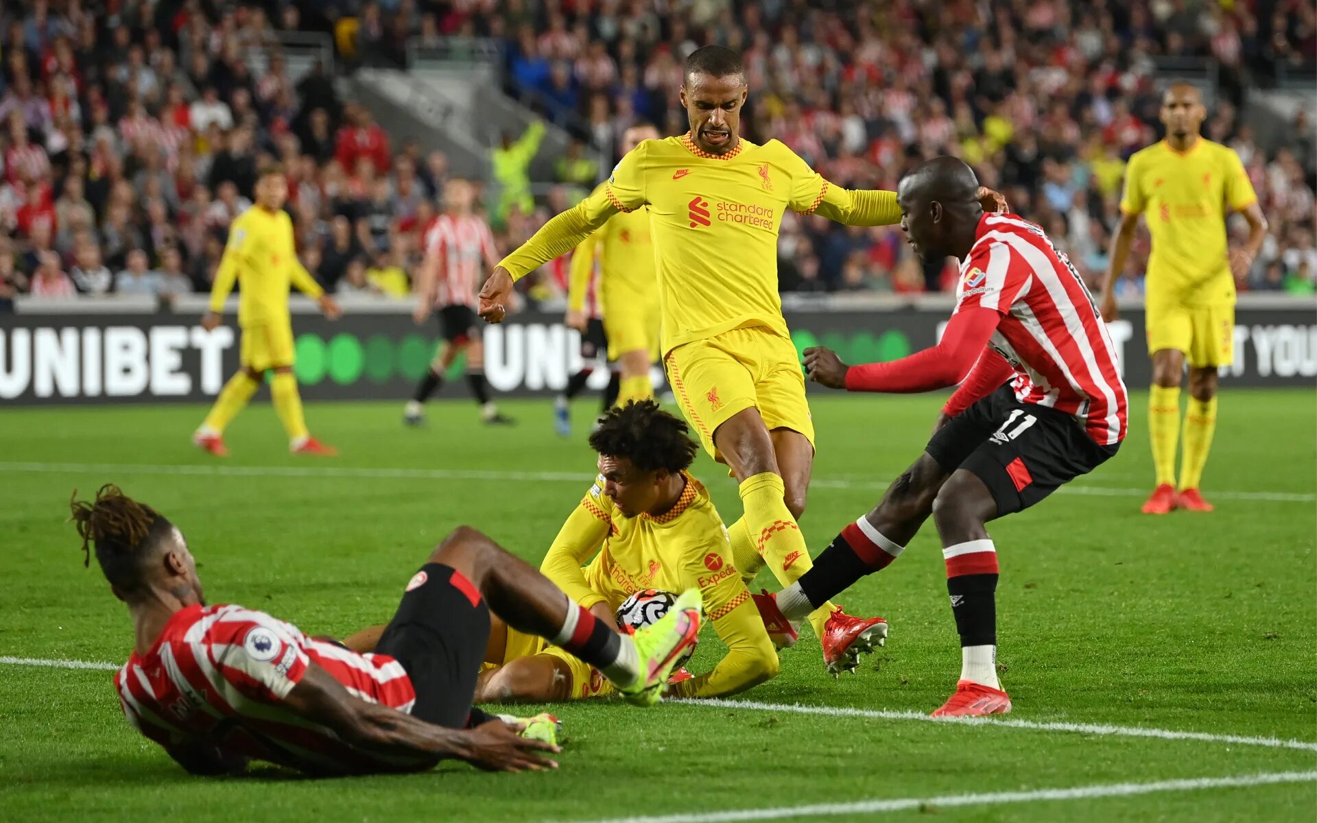 Футбол апл ливерпуль. «Брентфорд» - «Ливерпуль» - 3:3. Brentford vs Liverpool. Brentford футбольный клуб. Чемпионат Англии – Брентфорд.