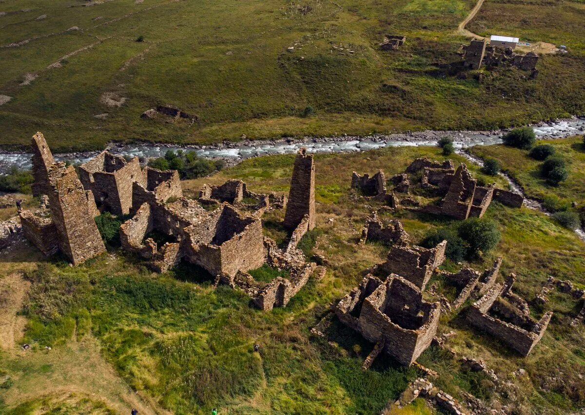 Древние сели. Лисри Мамисонское ущелье. Село Лисри Осетия. Селение Лисри Северная Осетия. Башенный комплекс Лисри.