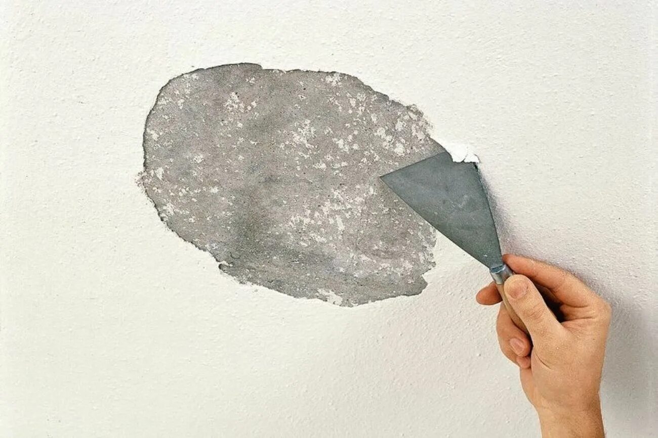 Очистка поверхности от пыли. Очистка поверхности стен. Зачистка потолка от побелки. Снятие шпаклевки со стен. Шпатель для снятия побелки.