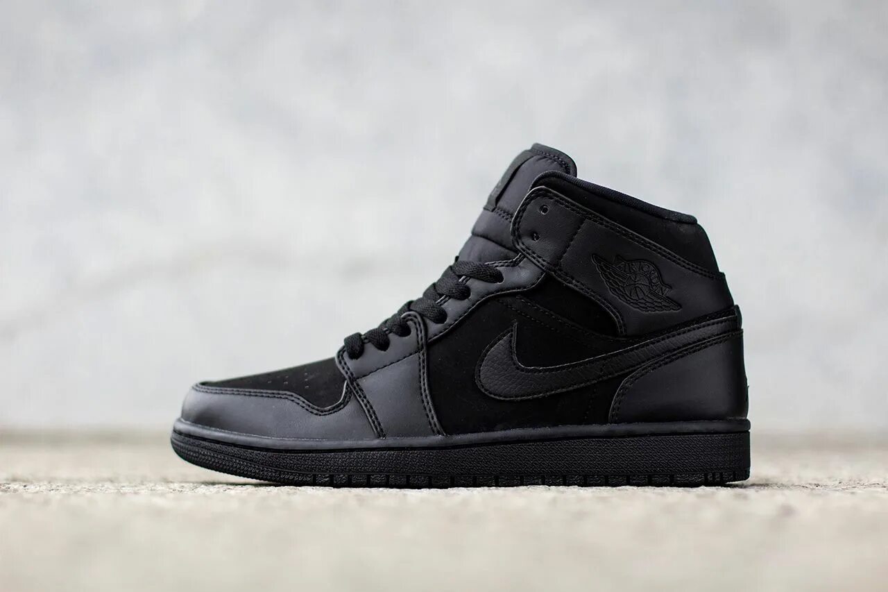 Джорданы 1 черные. Nike Air Jordan 1 Mid. Nike Air Jordan 1 Mid Black. Nike Air Jordan 1 черные. Air Jordan 1 Mid Black.