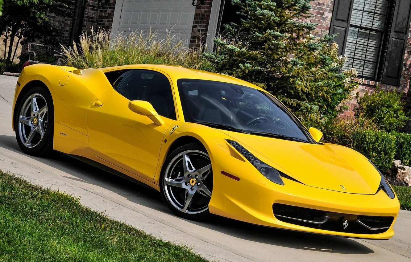 Фото желтой машины. Феррари 458 желтая. Феррари 458 Италия желтого цвета. Ferrari 458 Italia черно желтая. Ferrari f512m желтая.