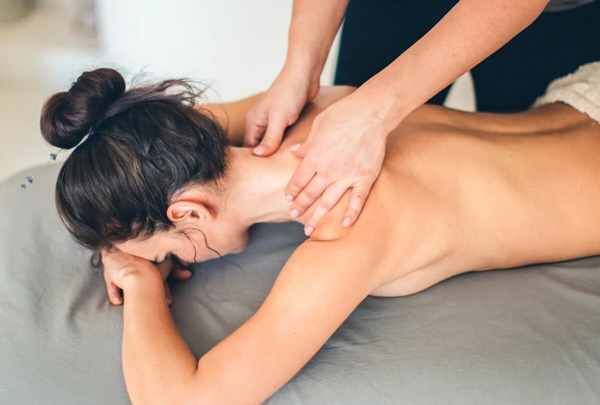Массаж зоны декольте. Шведский массаж для мужчин. Massage surprised. Лечебный массаж. Спа массаж.