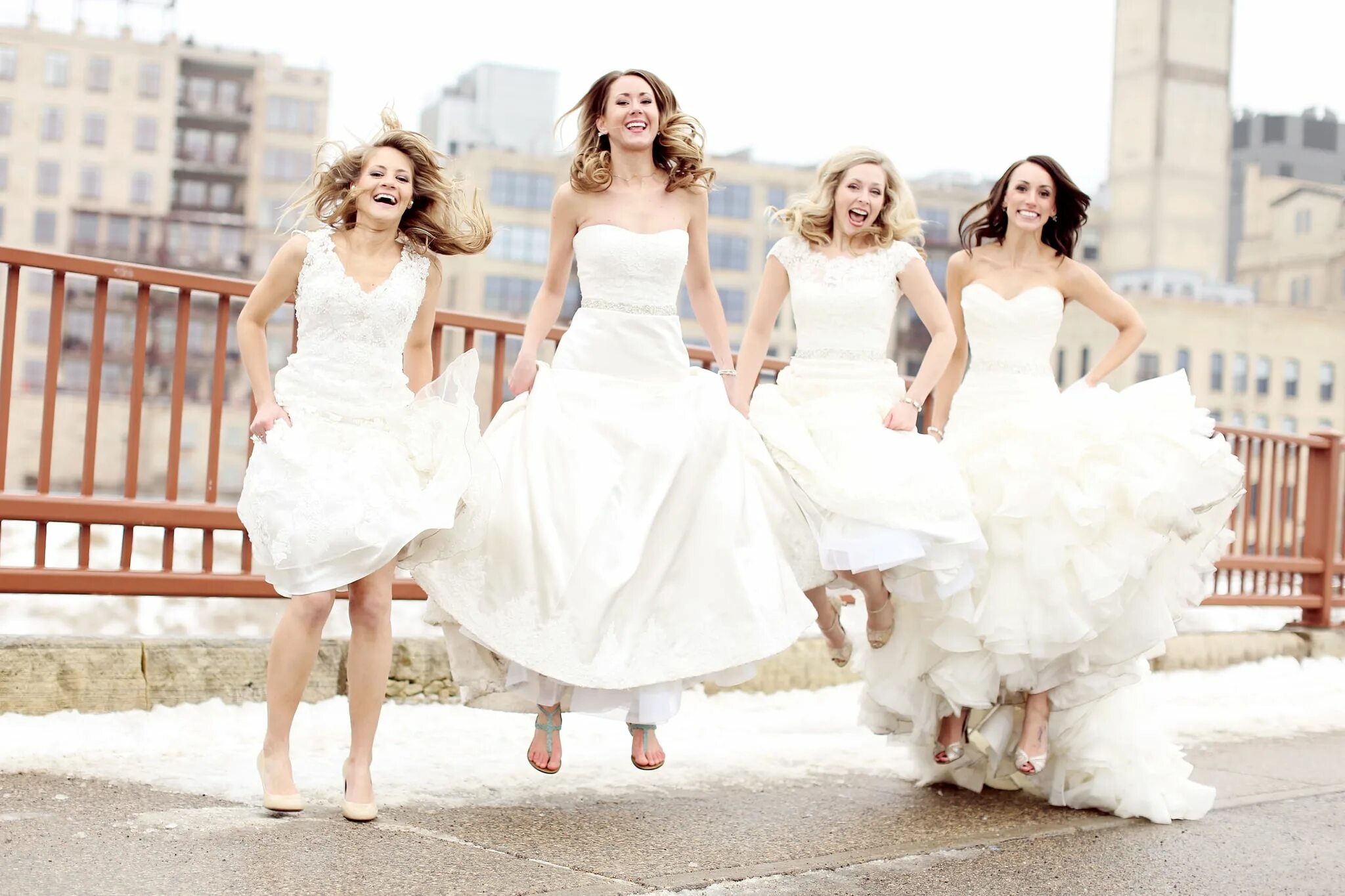 Была на свадьбе у подруги. Друзья в свадебных платьях. 4 Подружки на свадьбе. Четыре свадьбы подруги. Много девушек в свадебных платьях.