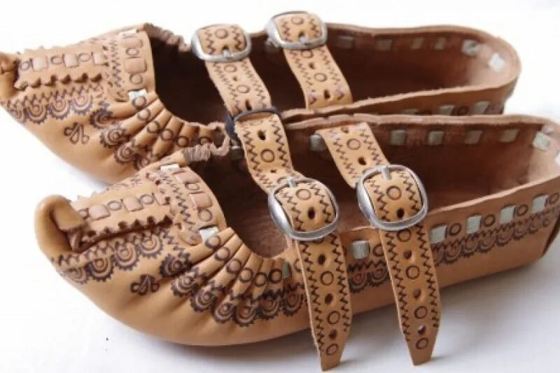 Лапти поршни сапоги. Кожаные поршни обувь. Чоботы обувь древней руси. Славянская обувь. Обувь славян женская.