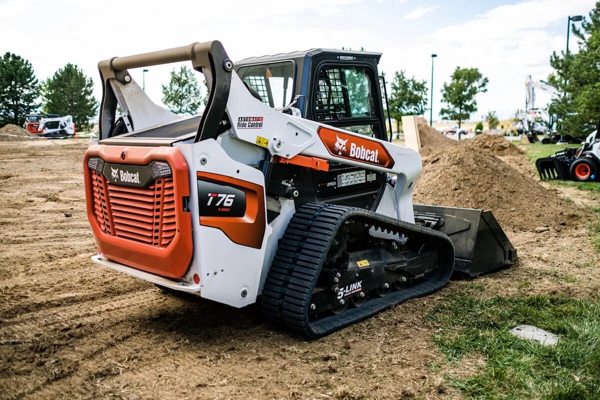 Bobcat новый. Бобкэт t650. Погрузчик Bobcat t770. Мини-погрузчик Bobcat t650. Бобкэт s450.