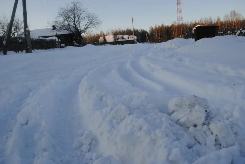 Дороги не чистят от снега. Неочищенная дорога от снега. Расчистка дорог от снега в деревне. Нечищенная от снега деревенская дорога. Нечищенные дороги в деревне.