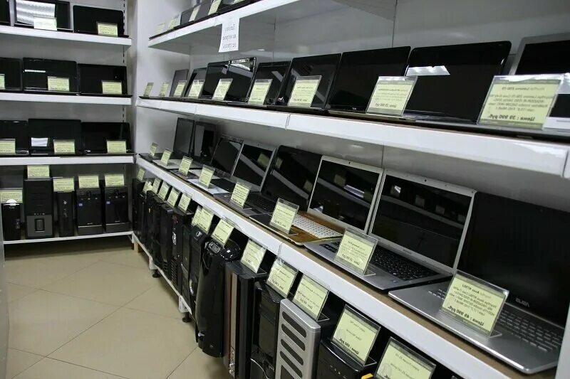 Магазины компьютерной техники работают. Компьютерный магазин. Магазин компьютерной техники. Магазин ноутбуков. Склад компьютерной техники.