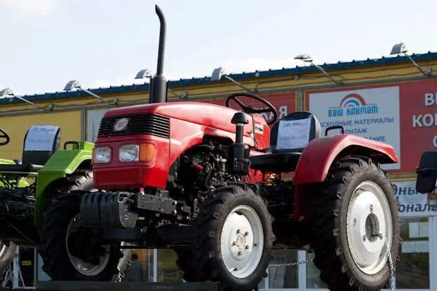 Трактор xingtai xt -180. Yto-lx2204. Китайские трактора от 80 л. С. На китайский трактор.