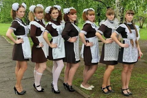 Сестра в школьной форме