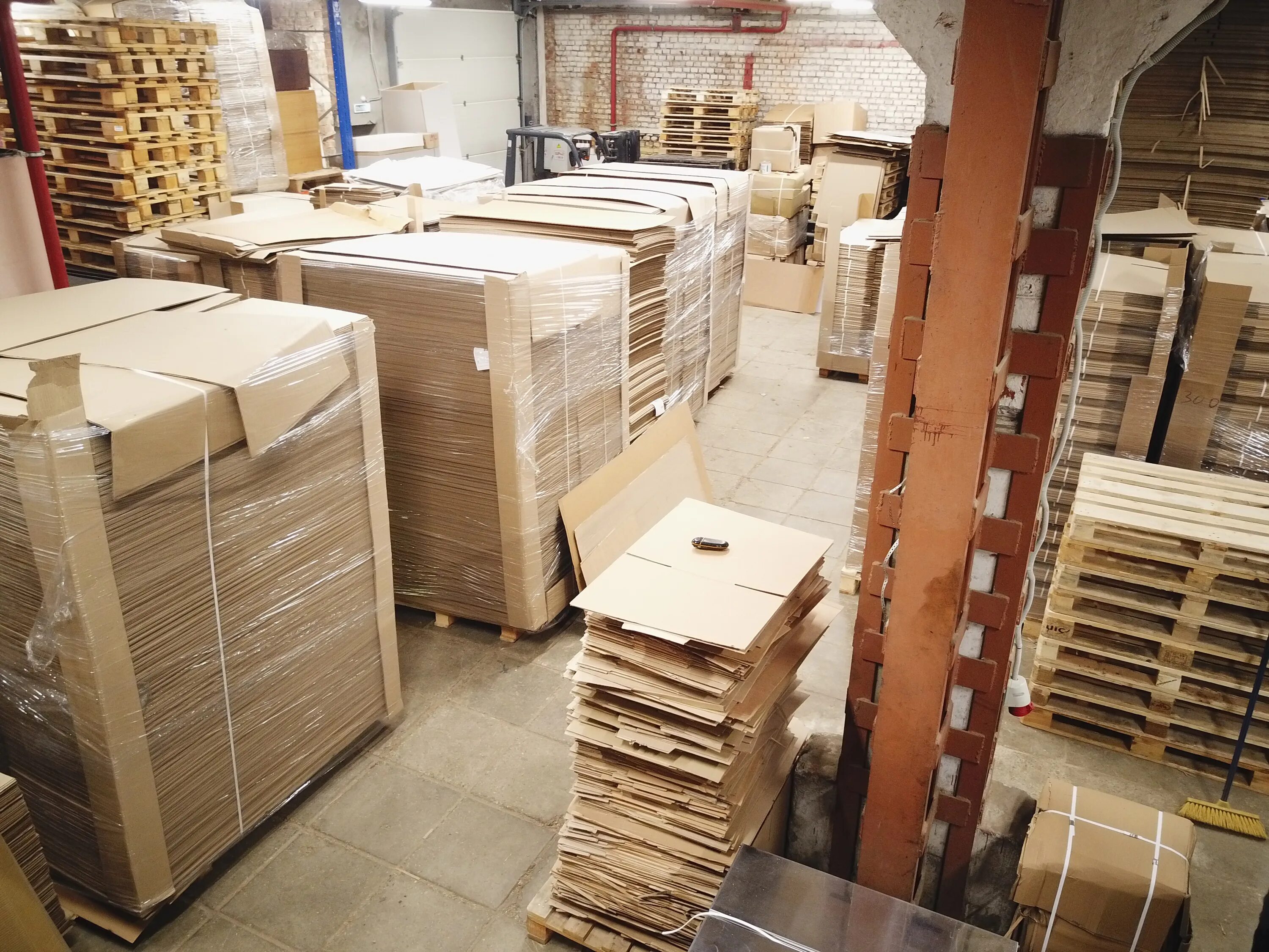 выдув пластиковых бутылок. ай пласт пластиковые ящики. ящик тара. тары ооо рост импэкс. тара для производства.