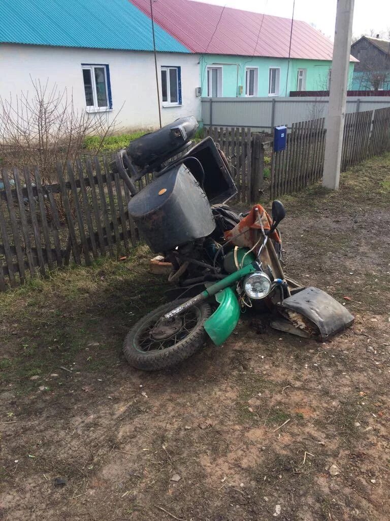 Погода в глазке. Мотоцикл Урал перевернулся. Перевернутый Урал мотоцикл. Урал перевернутый мото.