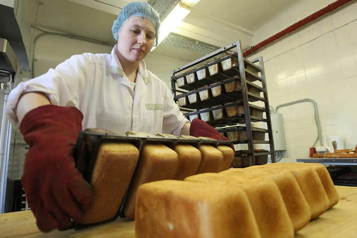 We ve got bread. Хлебобулочная промышленность. Выпечка хлеба на заводе. Выпечка хлеба на предприятии. Хлеб Мукомольный завод.