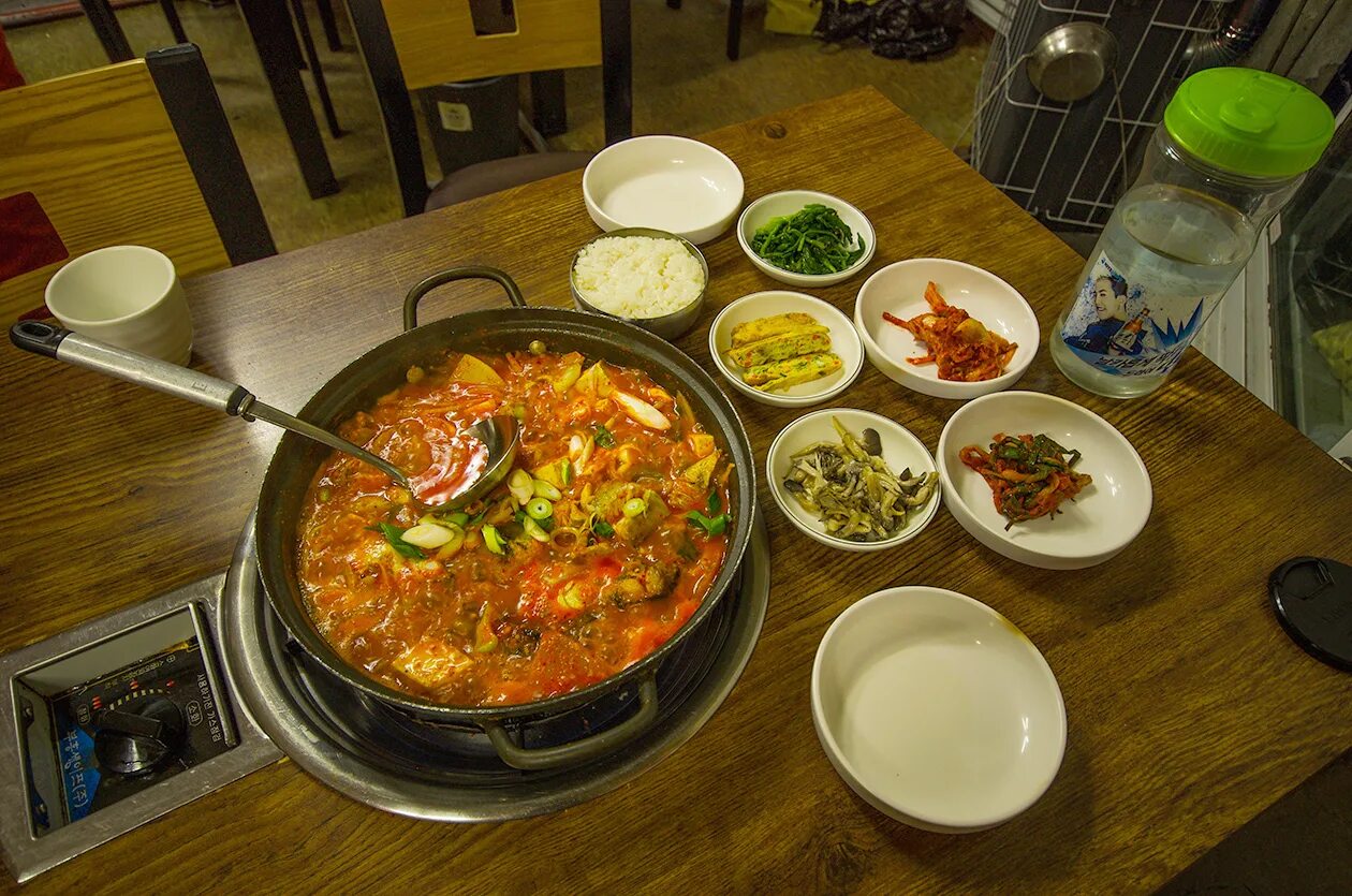 Корейский ужин. Национальная кухня Кореи. Кухня Южной Кореи. Южно корейская еда.