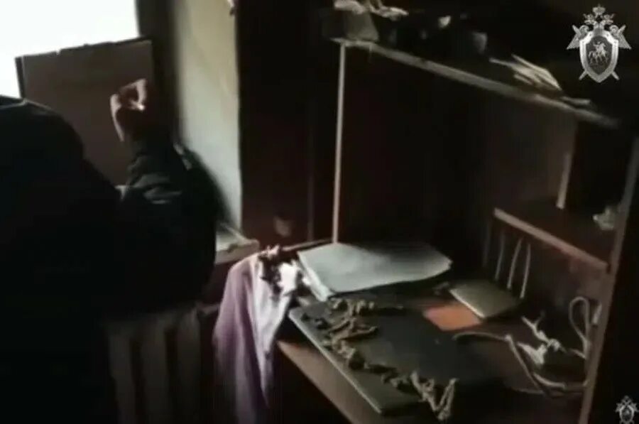 магазин комната. зеркало в красной комнате. мужчина и женщина в примерочной. три комнаты бутик внутри. антикафе неоновая.