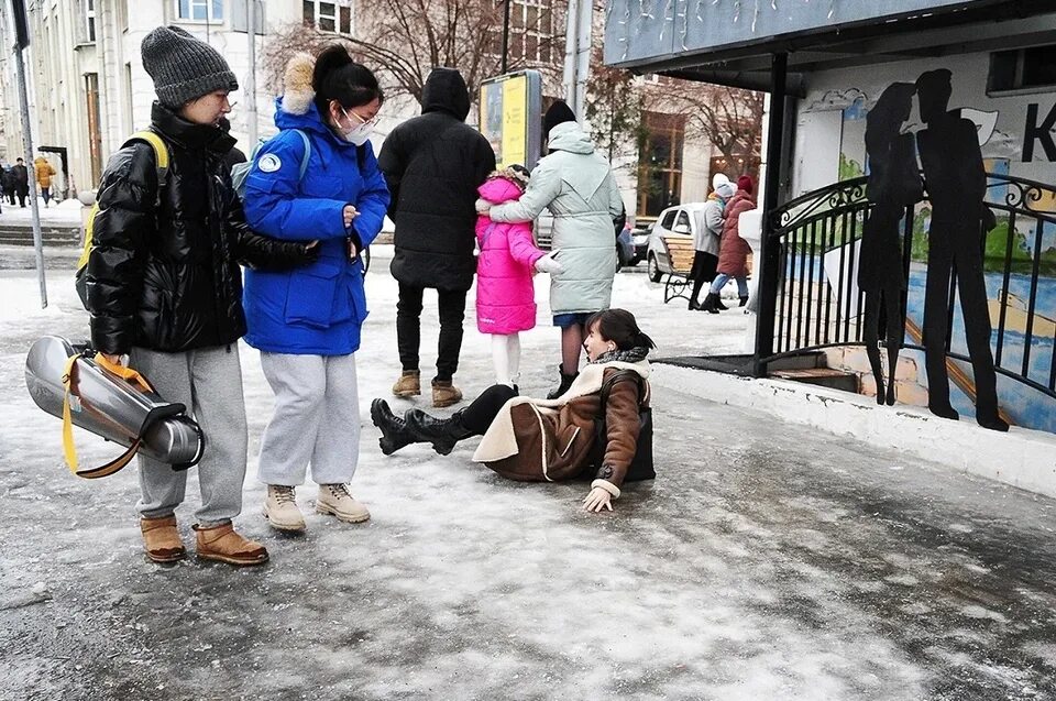 Гололед случаи. Поскользнулся. Гололед. Гололедица на дорогах. Гололед люди.