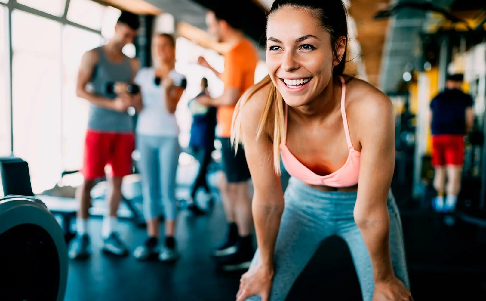 Тренировка fit. Спортивные люди в зале. женщина в спортзале. тренировка в тренажерном зале. люди в спортзале.