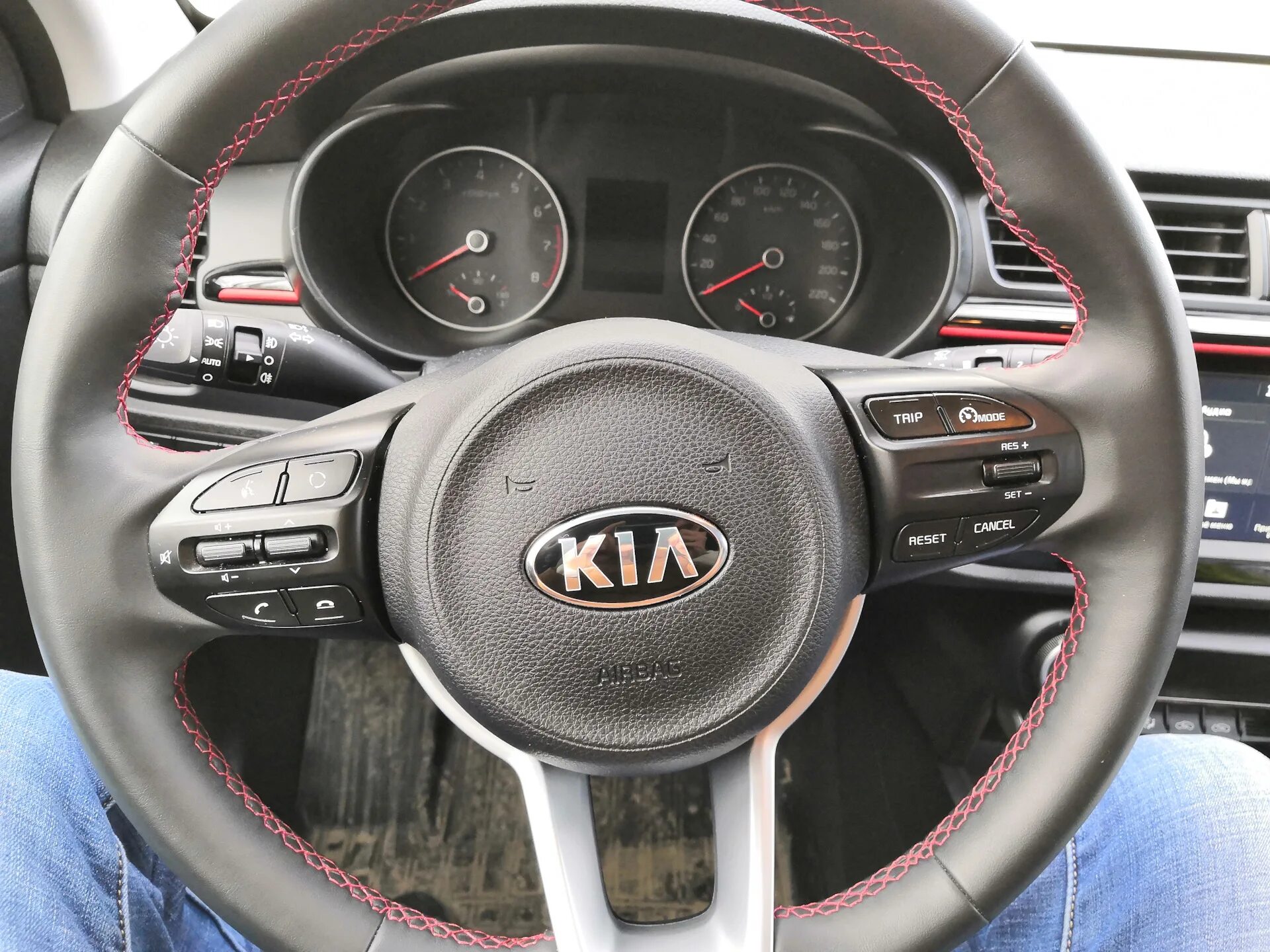 Руль Kia Rio 4 x-line. Руль Киа Рио х лайн. Киа Рио х-лайн 2019 руль. Круиз контроль на Киа Рио х. Руль рио х лайн