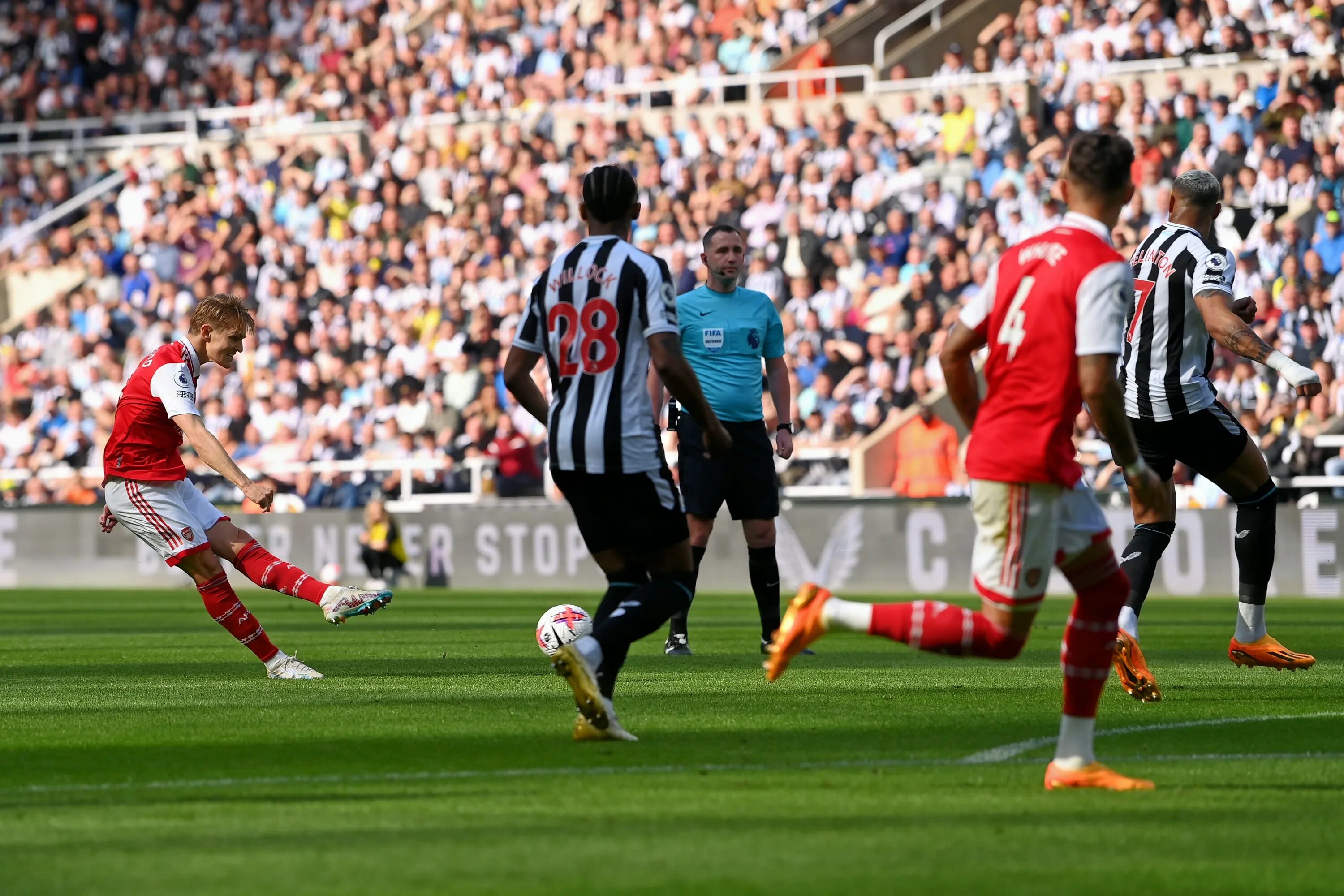 Arsenal newcastle. Арсенал Ньюкасл. Ньюкасл Арсенал 2 0. Французы на матче. Арсенал не футбол.