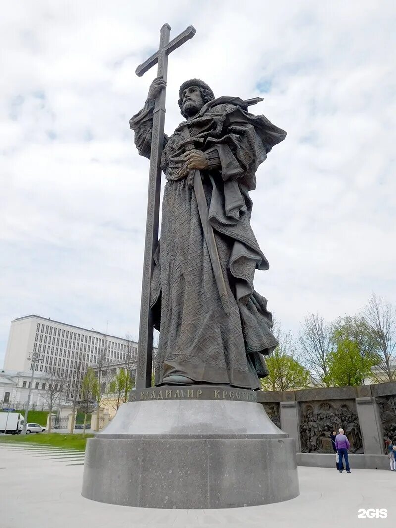 Памятники владимиру святому. Памятник владимиру красное солнышко в москве. памятник князю владимиру в москве. памятник владимиру крестителю. памятник владимиру в москве на боровицкой.