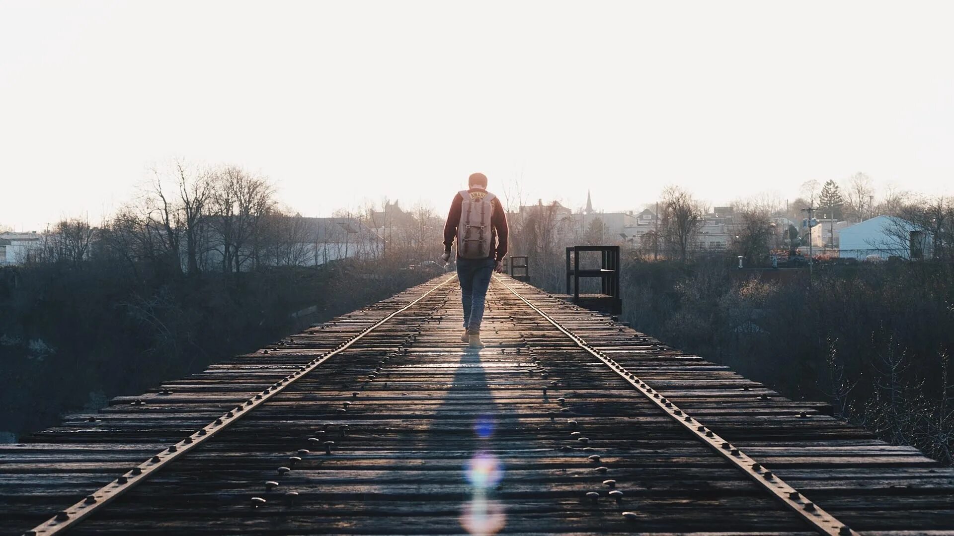 Идет по воде. I am walking alone. Одинокий человек. Человек идет по городу фон. I am walking alone.