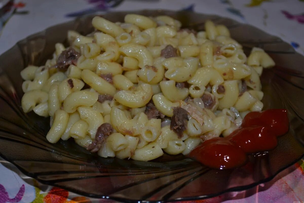Макароны по флотски из тушенки. Рожки по флотски с тушенкой. Макароны с тушенкой. Рожки с тушенкой рецепт. Рожки с тушенкой рецепт.