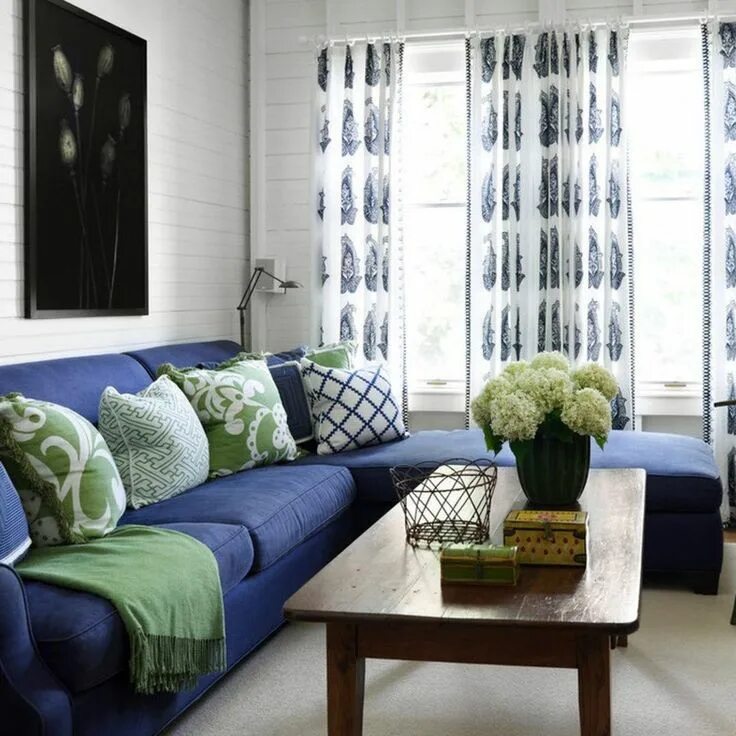 Синий диван сочетание цветов в интерьере A Blue and White Living Room Blue and white living room, Blue living room, Livin