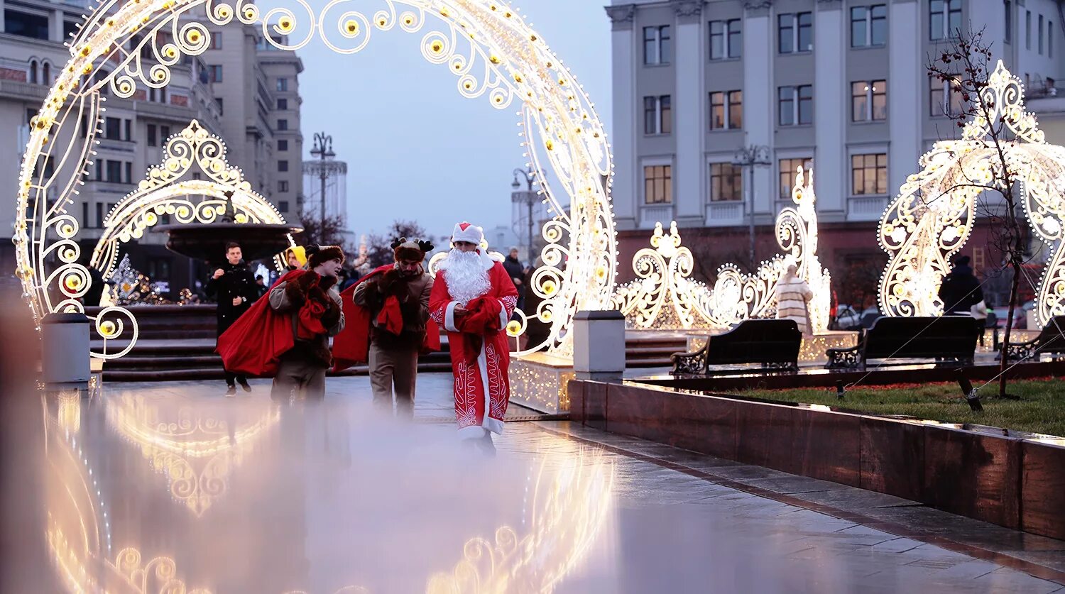 Каким будет январь в москве. Новогодняя Москва Театральная площадь. Москва Театральная площадь новый год. Рождество в Москве. Москва в декабре.