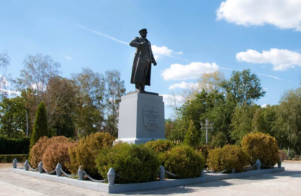 Памятник Ватутину старый Оскол. Памятник старый Оскол генералу Ватутину. Ватутин памятник старый Оскол. Ватутин памятник Белгород.